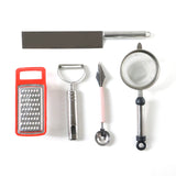 Ergonomic handles detail on the kitchen tools included in the set